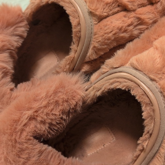 Like New Crocs Stomp Quilted Platform Clogs Peach Sz. 10 Women's - Picture 4 of 5